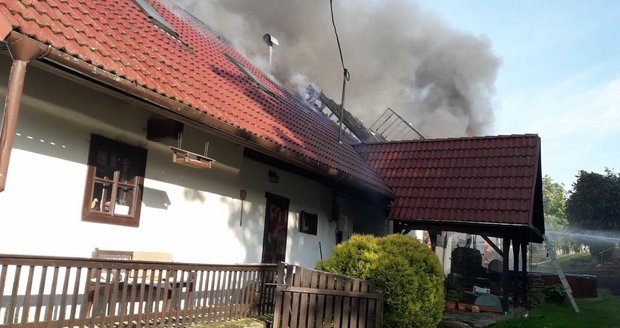 Ničivý požár na Klatovsku: Plameny zničily střechu domu i stodolu 