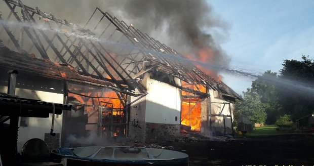 Požár zničil střechu domu i stodolu ve vsi Kydliny u Klatov.