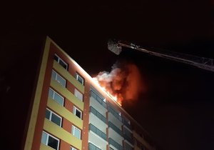 V noci na 1. svátek vánoční vyjížděli hasiči do Strašnic, kde hořelo na střeše panelového domu. Část obyvatel muselo z postelí.