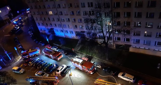 V noci na 1. svátek vánoční vyjížděli hasiči do Strašnic, kde hořelo na střeše panelového domu. Část obyvatel muselo z postelí.