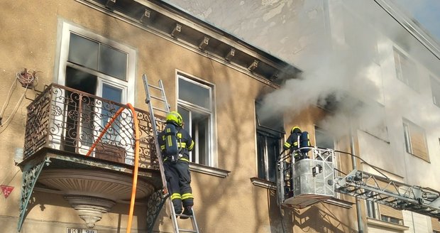 Pří pátečním výbuchu a požáru v bytě u brněnského výstaviště se zranili tři lidé.