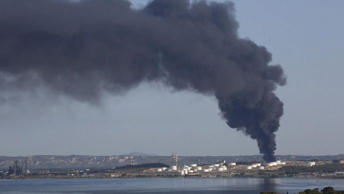 požár americko-nizozemské petrochemické firmy LyondellBasell na jihu Francie