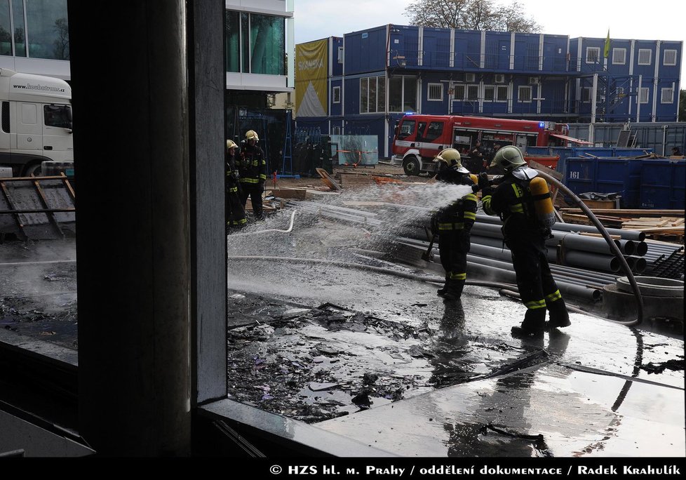 Podle hasičů je příčinou požáru nedbalost při lepení asfaltové izolace. Škoda se vyšplhala na několik milionů.