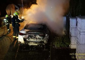 Žhář zapálil v Losiné na Plzeňsku luxusní audi ukrajinské podnikatelky.