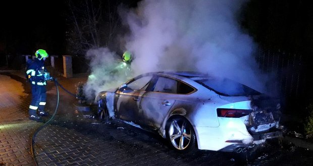 Žhář zapálil v Losiné na Plzeňsku luxusní audi ukrajinské podnikatelky.