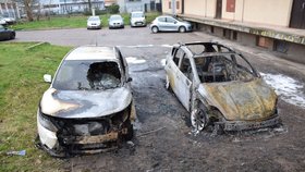 Dvě zcela zničená auta, včetně luxusního BMW 750, si vyžádal požár v Brně. Ilustrační foto
