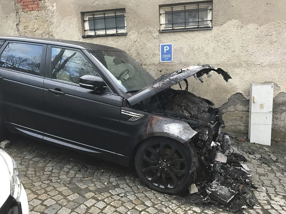 Zatím poslední tři auta zapálil žhář v neděli 5. března v Brně v ulici Drobného. Shořela auta značek Toyota, Škoda Favorit a Land Rover.