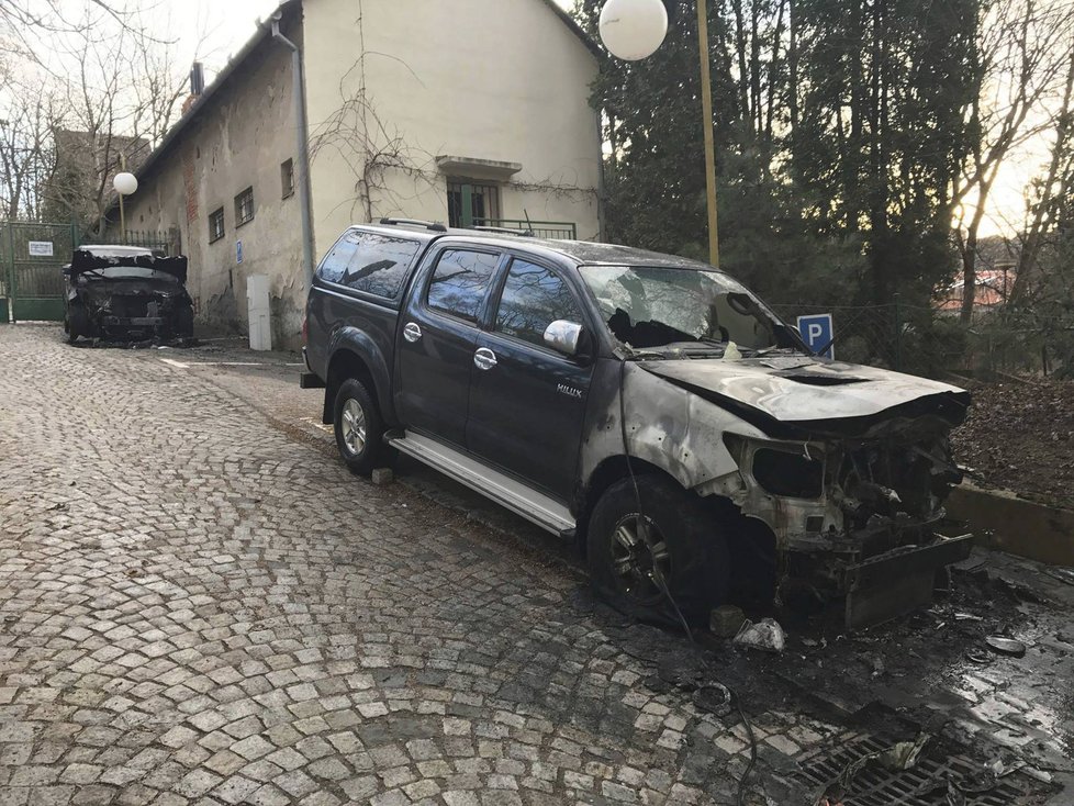 Zatím poslední tři auta zapálil žhář v neděli 5. března v Brně v ulici Drobného. Shořela auta značek Toyota, Škoda Favorit a Land Rover.