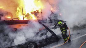 Na D10 v noci hořel náklaďák s osobními auty. Požár komplikuje ranní dopravu. (Ilustrační foto)