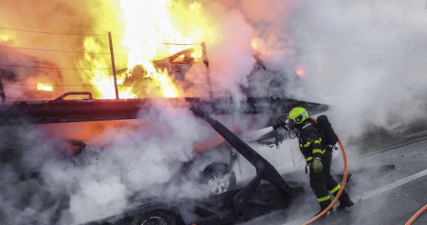 Na D10 v noci hořel náklaďák s osobními auty. Požár komplikuje ranní dopravu. (Ilustrační foto)