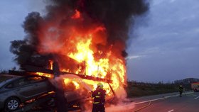 Ranní požár na D1 u Velkých Albrechtic zaměstnal hasiče a zastavil dopravu na půl hodiny.