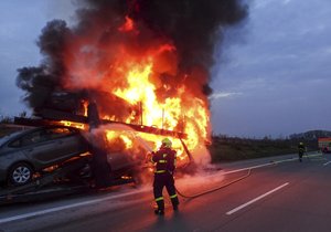 Ranní požár na D1 u Velkých Albrechtic zaměstnal hasiče a zastavil dopravu na půl hodiny.