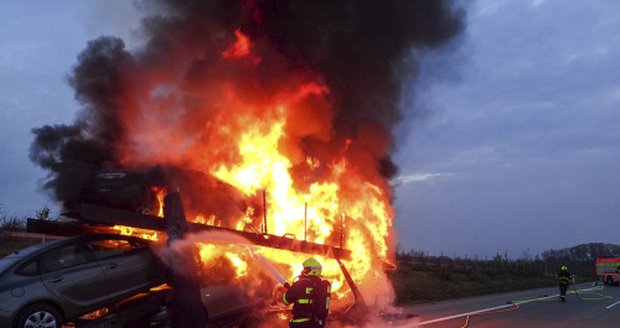 Na D1 hořel kamion s osmi auty: Tahači selhaly brzdy, doprava stála půl hodiny