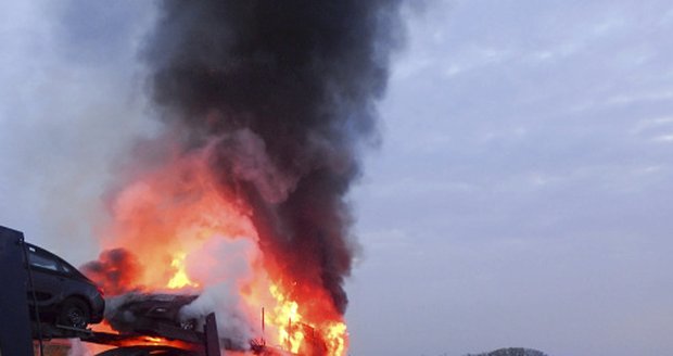 Ranní požár na D1 u Velkých Albrechtic zaměstnal hasiče a zastavil dopravu na půl hodiny.