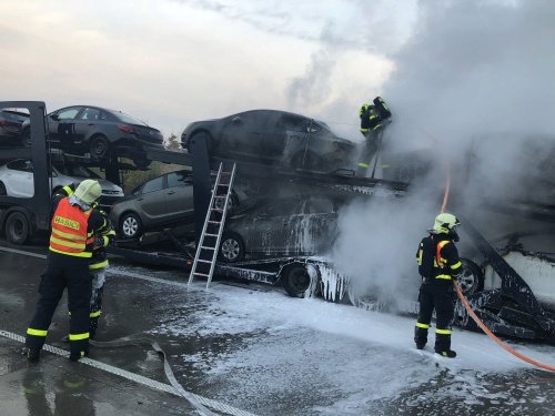 Ranní požár na D1 u Velkých Albrechtic zaměstnal hasiče a zastavil dopravu na půl hodiny.