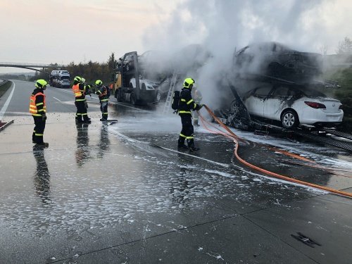 Ranní požár na D1 u Velkých Albrechtic zaměstnal hasiče a zastavil dopravu na půl hodiny.