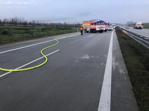 Ranní požár na D1 u Velkých Albrechtic zaměstnal hasiče a zastavil dopravu na půl hodiny.