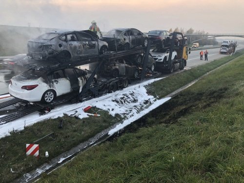 Ranní požár na D1 u Velkých Albrechtic zaměstnal hasiče a zastavil dopravu na půl hodiny.