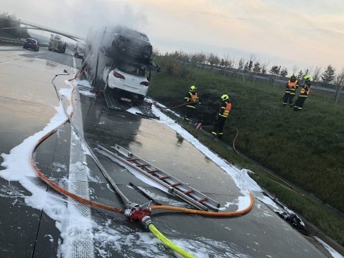 Ranní požár na D1 u Velkých Albrechtic zaměstnal hasiče a zastavil dopravu na půl hodiny.