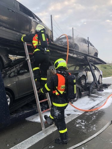 Ranní požár na D1 u Velkých Albrechtic zaměstnal hasiče a zastavil dopravu na půl hodiny.