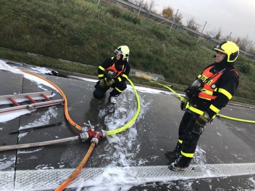 Ranní požár na D1 u Velkých Albrechtic zaměstnal hasiče a zastavil dopravu na půl hodiny.