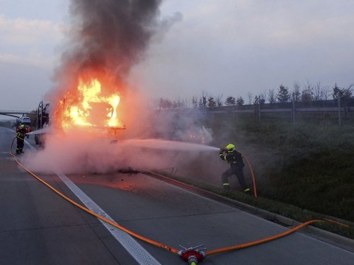 Ranní požár na D1 u Velkých Albrechtic zaměstnal hasiče a zastavil dopravu na půl hodiny.