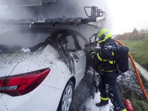 Ranní požár na D1 u Velkých Albrechtic zaměstnal hasiče a zastavil dopravu na půl hodiny.