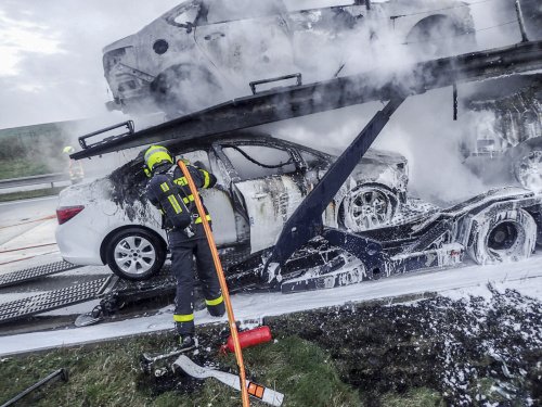 Ranní požár na D1 u Velkých Albrechtic zaměstnal hasiče a zastavil dopravu na půl hodiny.