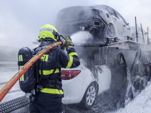 Ranní požár na D1 u Velkých Albrechtic zaměstnal hasiče a zastavil dopravu na půl hodiny.