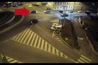 Auto zastavilo a vyšlehly z něj plameny! Pasažéři na kruháči ve Znojmě vyskákali