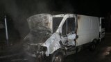 Zvrat v případu požárů aut v Modřicích: Policie hledá mladíka v tmavé mikině