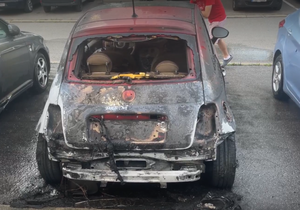 Na sídlišti Nové Butovice hořela 4 osobní auta.
