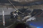 Noční požár aut v podzemních garážích v Brně vyhnal z domova 34 obyvatel. Hasiči oheň zkrotili po třech hodinách, škoda je 800 tisíc korun.
