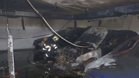 Noční požár aut v podzemních garážích v Brně vyhnal z domova 34 obyvatel. Hasiči oheň zkrotili po třech hodinách, škoda je 800 tisíc korun.