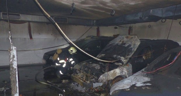 Noční horor v Brně: V podzemních garážích hořela auta! Bušení na dveře, hoří! zachytilo video