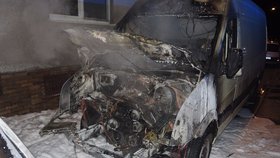Oheň vyšlehl z motoru dodávky a přeskočil na sousední ford. Škoda je 300 tisíc korun, hasiči vyloučili žhářský útok.