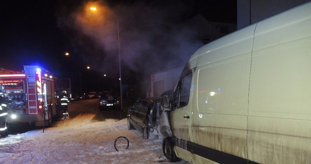 Oheň vyšlehl z motoru dodávky a přeskočil na sousední ford. Škoda je 300 tisíc korun, hasiči vyloučili žhářský útok.