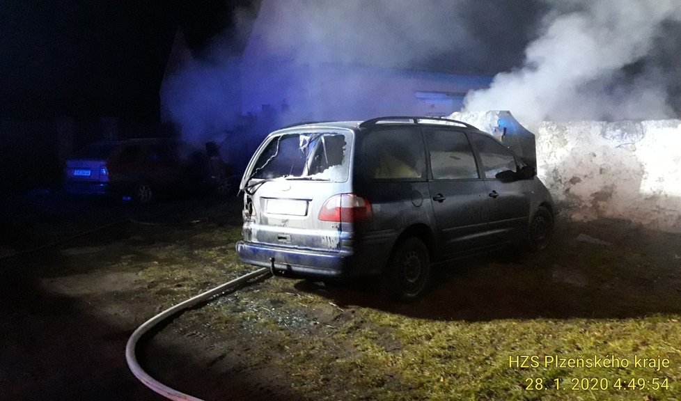 Požárem zničená auta u Horažďovic na Klatovsku.
