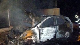 Zřejmě úmyslně zapálený oheň auto za půl milionu zcela zničil