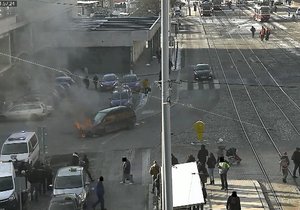 Auto u brněnského nádraží začalo hořet krátce před polednem. O teroristický čin se nejednalo.