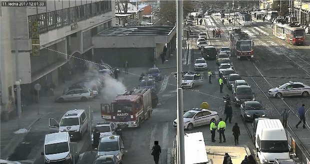 Hořící auto poblíž brněnského hlavního nádraží nakonec uhasili hasiči.