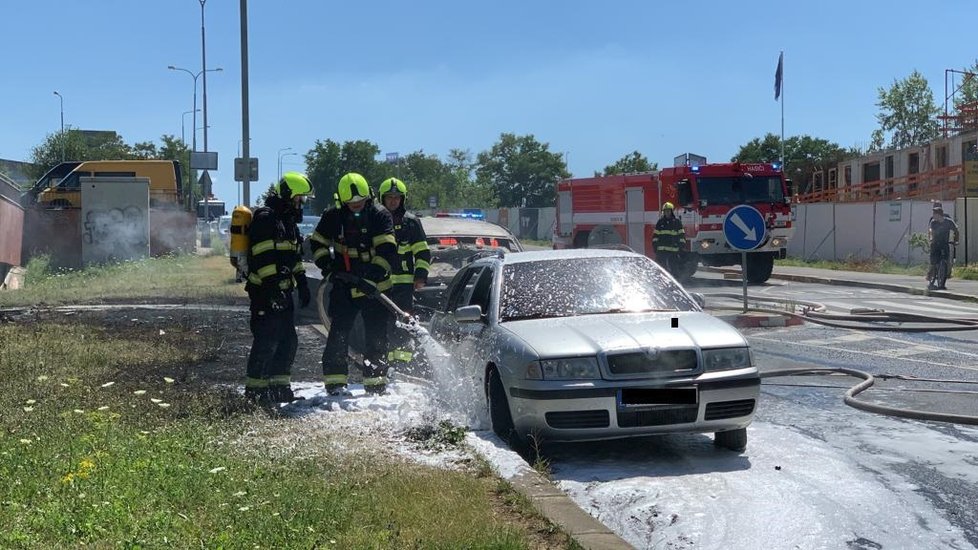 U požáru tří aut na Barrandově zasahovaly dvě jednotky pražských hasičů.