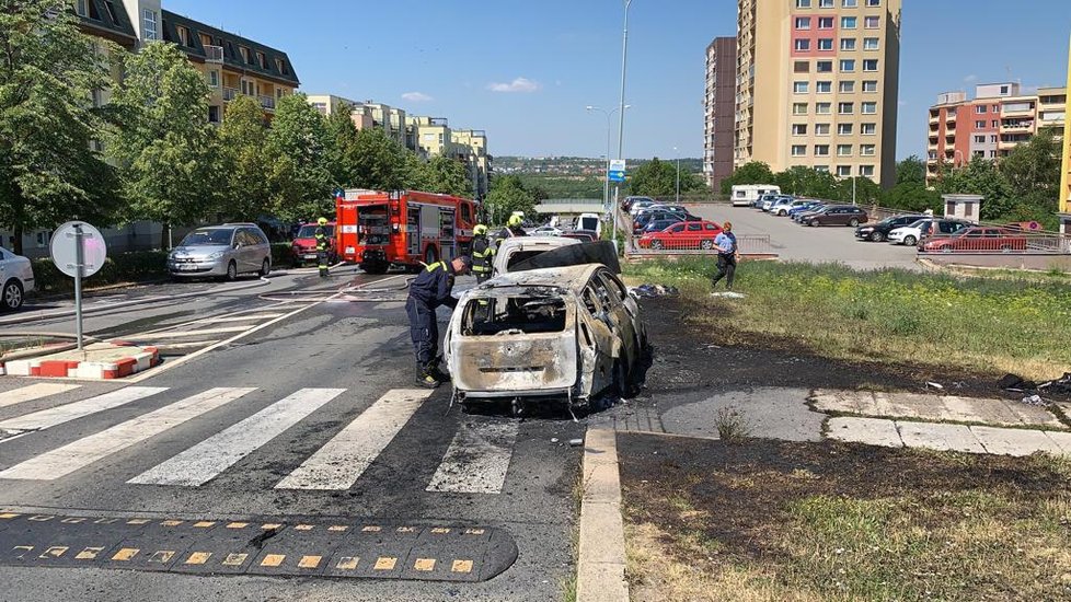 U požáru tří aut na Barrandově zasahovaly dvě jednotky pražských hasičů.