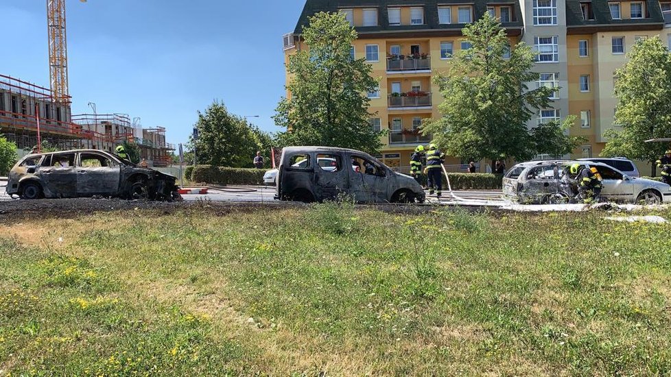 U požáru tří aut na Barrandově zasahovaly dvě jednotky pražských hasičů.