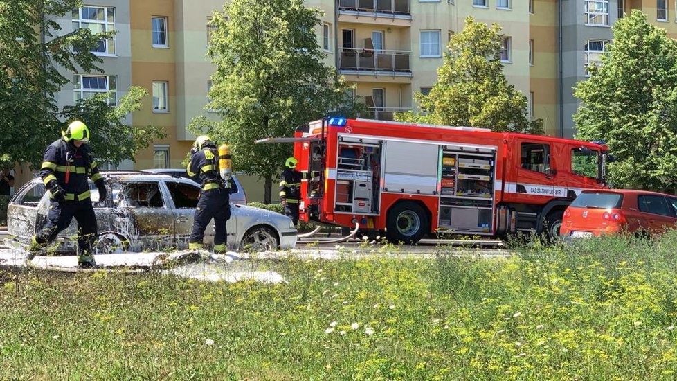 U požáru tří aut na Barrandově zasahovaly dvě jednotky pražských hasičů.