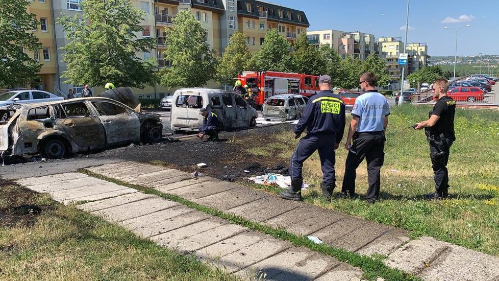 U požáru tří aut na Barrandově zasahovaly dvě jednotky pražských hasičů.