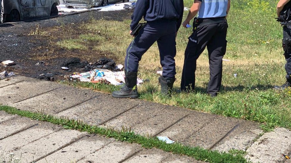 U požáru tří aut na Barrandově zasahovaly dvě jednotky pražských hasičů.