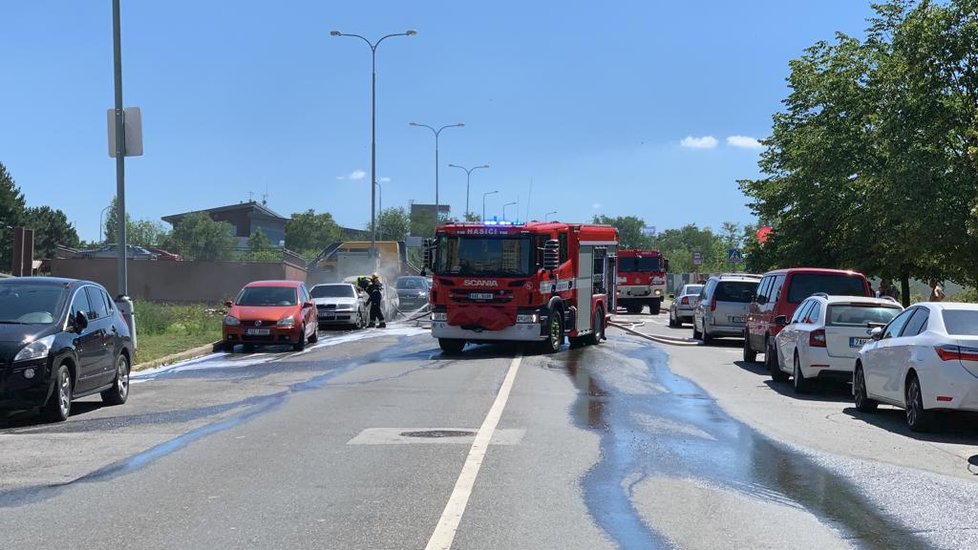 U požáru tří aut na Barrandově zasahovaly dvě jednotky pražských hasičů.