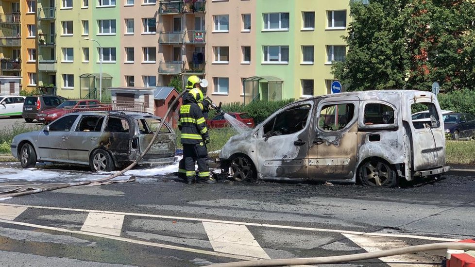 U požáru tří aut na Barrandově zasahovaly dvě jednotky pražských hasičů.