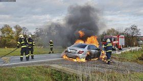 Řidiči začalo u Bylan za jízdy hořet auto.